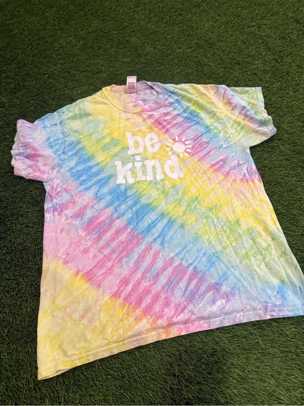 Color tone BE KIND T-shirt
